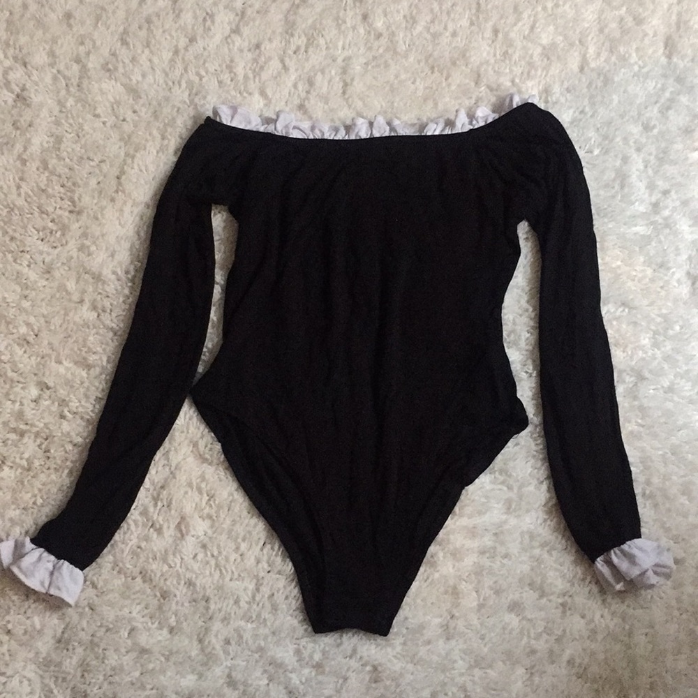 NEW🥕🥕Boohoo Black flirty bodysuit 💃🏾